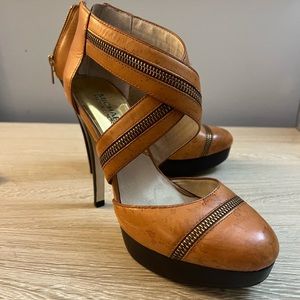 Super cute statement heels!